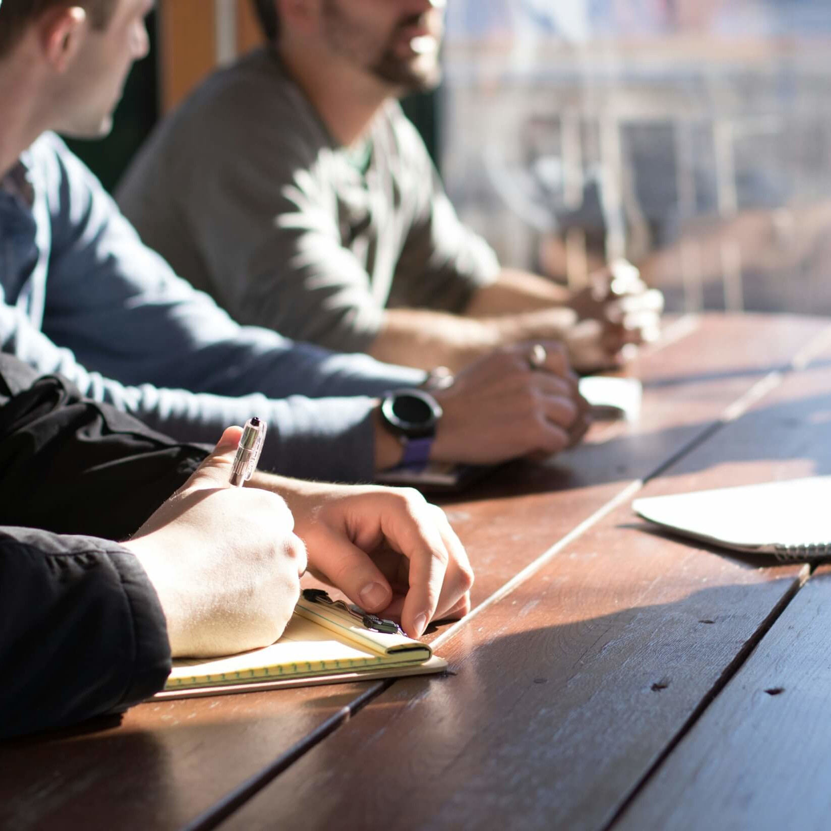 Plusieurs personnes autour d'une table, qui ont une discussion